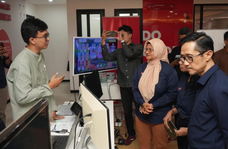 Direktur Utama Telkom Dian Siswarini dan Direktur Human Capital Management Telkom Willy Saelan saat melakukan peninjauan langsung AI Connect Malang pada Senin (15/12).