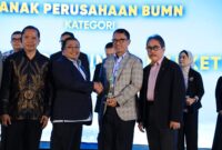  Direktur Business & Strategy Telkom Akses Djoko Srie Handono (Djosh) (kedua dari kanan) saat menerima penghargaan pada ajang BUMN Branding & Marketing Awards 2025 yang diselenggarakan di Hotel Borobudur Jakarta, beberapa waktu lalu.