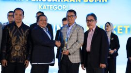  Direktur Business & Strategy Telkom Akses Djoko Srie Handono (Djosh) (kedua dari kanan) saat menerima penghargaan pada ajang BUMN Branding & Marketing Awards 2025 yang diselenggarakan di Hotel Borobudur Jakarta, beberapa waktu lalu.