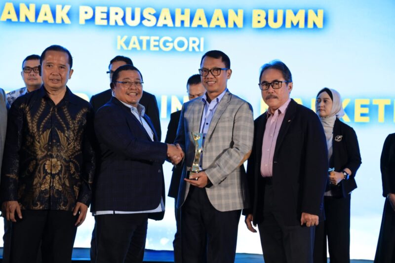  Direktur Business & Strategy Telkom Akses Djoko Srie Handono (Djosh) (kedua dari kanan) saat menerima penghargaan pada ajang BUMN Branding & Marketing Awards 2025 yang diselenggarakan di Hotel Borobudur Jakarta, beberapa waktu lalu.