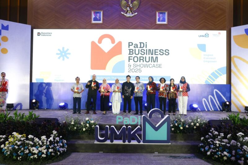 Pemberian penghargaan bagi BUMN dengan volume transaksi tertinggi pada acara PaDi Business Forum & Showcase (PBFS) 2025 di The Gade Tower, Jakarta Pusat pada (10/12).