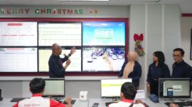 Direktur Utama Telkom Indonesia Dian Siswarini, Komisaris Independen Telkom Ira Noviarti, dan Direktur Human Capital Management Willy Saelan saat melakukan peninjauan langsung kesiapan infrastruktur dan layanan ke Posko TelkomGroup Siaga NATARU 2025/2026 di Telkom Regional III, Malang, pada beberapa waktu lalu.