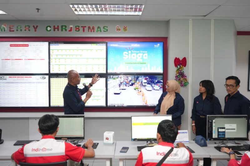 Direktur Utama Telkom Indonesia Dian Siswarini, Komisaris Independen Telkom Ira Noviarti, dan Direktur Human Capital Management Willy Saelan saat melakukan peninjauan langsung kesiapan infrastruktur dan layanan ke Posko TelkomGroup Siaga NATARU 2025/2026 di Telkom Regional III, Malang, pada beberapa waktu lalu.