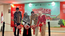  (kiri ke kanan) Managing Director GOERS Ferdinand Octavilano, Perwakilan Museum Cagar Budaya dan Museum Benteng Vredeburg Muri Kurniawati, Direktur MDI Ventures Roby Roediyanto, dan Direktur GOERS Niki Tsuraya Yaumi saat prosesi gunting pita pada acara Opening Ceremony peresmian program “Heritage for the Next Generation”, di Museum Benteng Vredeburg, Yogyakarta pada Senin (15/12).