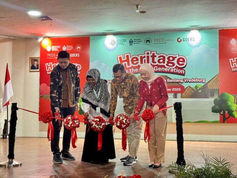  (kiri ke kanan) Managing Director GOERS Ferdinand Octavilano, Perwakilan Museum Cagar Budaya dan Museum Benteng Vredeburg Muri Kurniawati, Direktur MDI Ventures Roby Roediyanto, dan Direktur GOERS Niki Tsuraya Yaumi saat prosesi gunting pita pada acara Opening Ceremony peresmian program “Heritage for the Next Generation”, di Museum Benteng Vredeburg, Yogyakarta pada Senin (15/12).