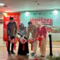  (kiri ke kanan) Managing Director GOERS Ferdinand Octavilano, Perwakilan Museum Cagar Budaya dan Museum Benteng Vredeburg Muri Kurniawati, Direktur MDI Ventures Roby Roediyanto, dan Direktur GOERS Niki Tsuraya Yaumi saat prosesi gunting pita pada acara Opening Ceremony peresmian program “Heritage for the Next Generation”, di Museum Benteng Vredeburg, Yogyakarta pada Senin (15/12).