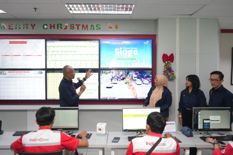 Direktur Utama Telkom Indonesia Dian Siswarini, Komisaris Independen Telkom Ira Noviarti, dan Direktur Human Capital Management Willy Saelan saat melakukan peninjauan langsung kesiapan infrastruktur dan layanan ke Posko TelkomGroup Siaga NATARU 2025/2026 di Telkom Regional III, Malang, pada Senin (15/12).