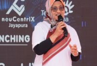 Direktur Utama Telkom Dian Siswarini saat memberikan sambutan pada acara Press Conference peresmian fasilitas edge data center neuCentrIX Telkom ke-28 yang berlokasi di Jayapura, Papua pada Kamis (4/12).