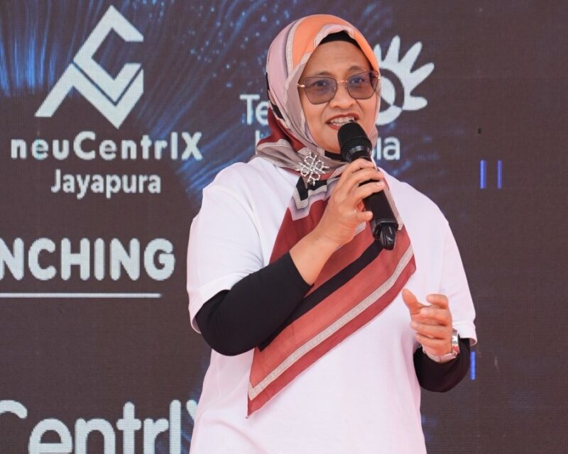 Direktur Utama Telkom Dian Siswarini saat memberikan sambutan pada acara Press Conference peresmian fasilitas edge data center neuCentrIX Telkom ke-28 yang berlokasi di Jayapura, Papua pada Kamis (4/12).