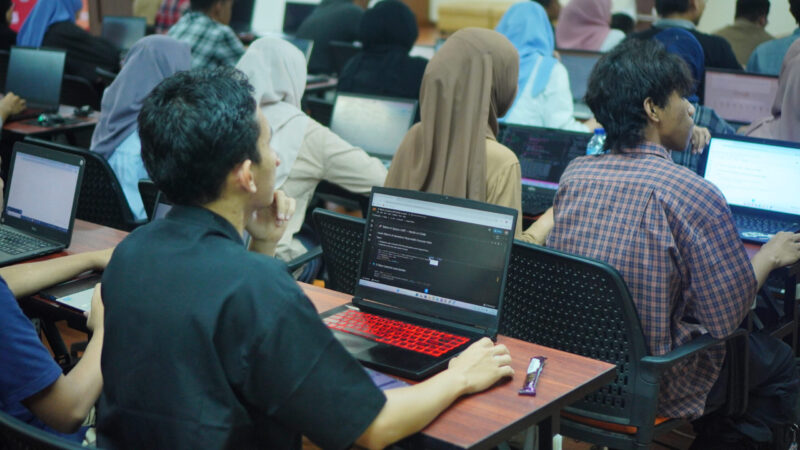 Pelatihan daring yang diikuti lebih dari 200 mahasiswa, membahas topik mulai dari pengenalan AI, etika teknologi, hingga implementasi AI di industri.