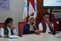 Direktur Utama Telkom Dian Siswarini saat memberikan penjelasan pada rapat koordinasi penanganan akses telekomunikasi pada bencana banjir dan tanah longsor Sumatera, Senin (1/2) di Balai Monitoring Medan.