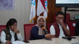 Direktur Utama Telkom Dian Siswarini saat memberikan penjelasan pada rapat koordinasi penanganan akses telekomunikasi pada bencana banjir dan tanah longsor Sumatera, Senin (1/2) di Balai Monitoring Medan.
