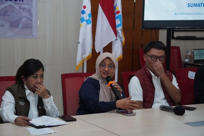 Direktur Utama Telkom Dian Siswarini saat memberikan penjelasan pada rapat koordinasi penanganan akses telekomunikasi pada bencana banjir dan tanah longsor Sumatera, Senin (1/2) di Balai Monitoring Medan.