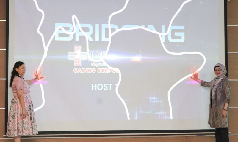 CEO AdMedika Dian Prambini (kanan) dan Managing Director Bethsaida Healthcare dr. Magdalena (kiri) saat meresmikan implementasi Host to Host Bridging System antara Sistem Informasi Manajemen Rumah Sakit (SIMRS) Bethsaida dengan sistem AdMedika untuk layanan rawat jalan dan rawat inap di auditorium Bethsaida Hospital Gading Serpong, beberapa waktu yang lalu.