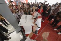 Direktur Utama Telkom Dian Siswarini saat menandatangani prasasti peresmian neuCentrIX Jayapura pada Kamis (4/12).