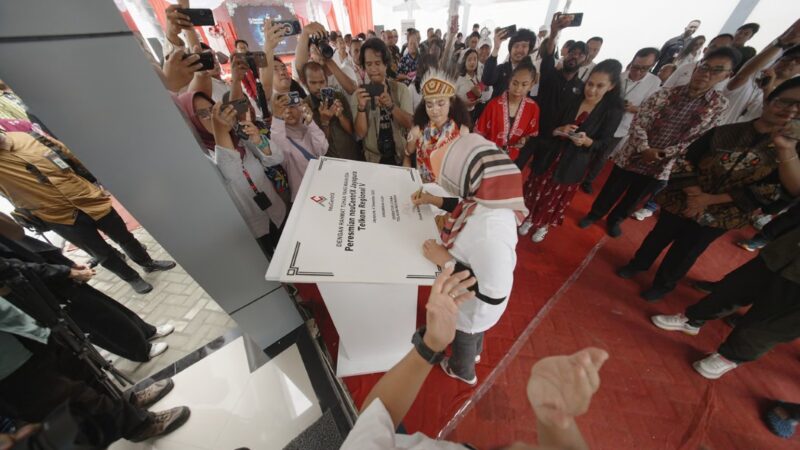   Direktur Utama Telkom Dian Siswarini saat menandatangani prasasti peresmian neuCentrIX Jayapura pada Kamis (4/12).