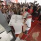   Direktur Utama Telkom Dian Siswarini saat menandatangani prasasti peresmian neuCentrIX Jayapura pada Kamis (4/12).