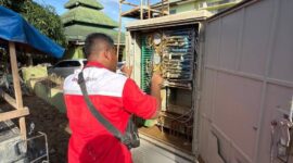 Tim Telkom Akses yang melakukan pemulihan jaringan di wilayah yang terdampak banjir dan tanah longsor di Sumatera.