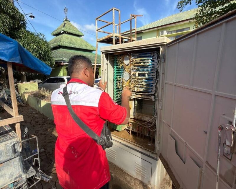 Tim Telkom Akses yang melakukan pemulihan jaringan di wilayah yang terdampak banjir dan tanah longsor di Sumatera.