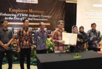 Penandatanganan Perjanjian Kerja Sama (PKS) antara Telkom dan Fakultas Teknologi Maju dan Mutidisiplin (FTMM) Universitas Airlangga (UNAIR) di Hotel Bumi Surabaya City Resort, Jumat (5/12).