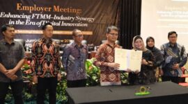 Penandatanganan Perjanjian Kerja Sama (PKS) antara Telkom dan Fakultas Teknologi Maju dan Mutidisiplin (FTMM) Universitas Airlangga (UNAIR) di Hotel Bumi Surabaya City Resort, Jumat (5/12).