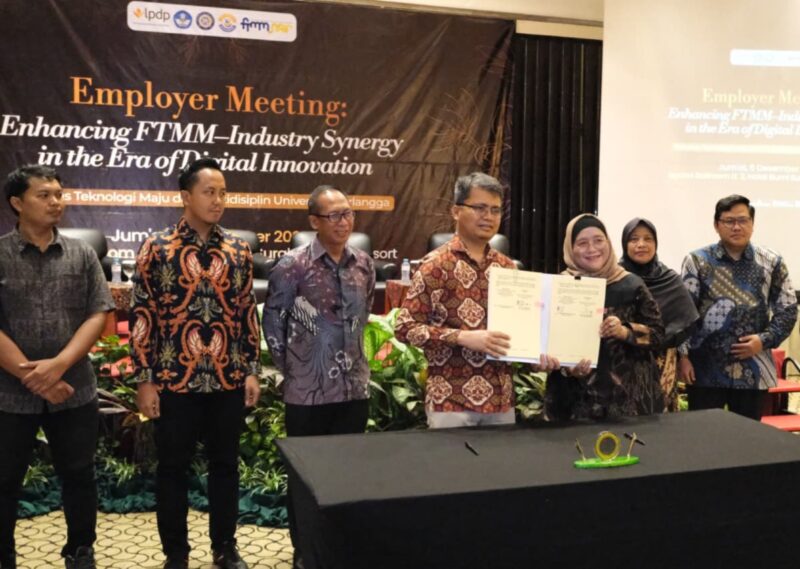 Penandatanganan Perjanjian Kerja Sama (PKS) antara Telkom dan Fakultas Teknologi Maju dan Mutidisiplin (FTMM) Universitas Airlangga (UNAIR) di Hotel Bumi Surabaya City Resort, Jumat (5/12).