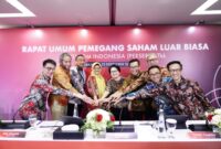 Direktur Utama Telkom Dian Siswarini (keempat dari kiri) bersama jajaran Board of Directors (BOD) TelkomGroup seusai agenda Rapat Umum Pemegang Saham Luar Biasa (RUPSLB), pada Jumat (12/12).