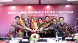 Direktur Utama Telkom Dian Siswarini (keempat dari kiri) bersama jajaran Board of Directors (BOD) TelkomGroup seusai agenda Rapat Umum Pemegang Saham Luar Biasa (RUPSLB), pada Jumat (12/12).