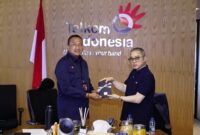 Direktur Network Telkom Nanang Hendarno (kiri) saat memberikan cinderamata kepada President Director CCSI Peter Djatmiko (kanan) saat acara penandatanganan Memorandum of Understanding (MoU) antara Telkom dan CCSI di Jakarta pada Senin (15/12).