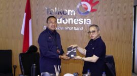 Direktur Network Telkom Nanang Hendarno (kiri) saat memberikan cinderamata kepada President Director CCSI Peter Djatmiko (kanan) saat acara penandatanganan Memorandum of Understanding (MoU) antara Telkom dan CCSI di Jakarta pada Senin (15/12).