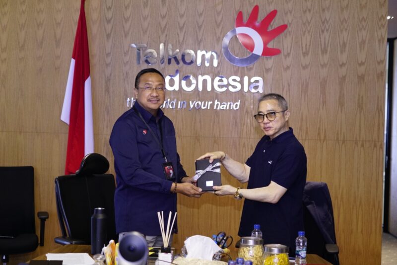 Direktur Network Telkom Nanang Hendarno (kiri) saat memberikan cinderamata kepada President Director CCSI Peter Djatmiko (kanan) saat acara penandatanganan Memorandum of Understanding (MoU) antara Telkom dan CCSI di Jakarta pada Senin (15/12).