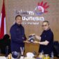 Direktur Network Telkom Nanang Hendarno (kiri) saat memberikan cinderamata kepada President Director CCSI Peter Djatmiko (kanan) saat acara penandatanganan Memorandum of Understanding (MoU) antara Telkom dan CCSI di Jakarta pada Senin (15/12).