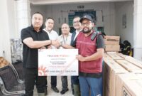 Direktur Network Telkom Nanang Hendarno saat memberikan bantuan obat-obatan kepada Rumah Sakit Daerah Aceh Tamiang pada Senin (15/12).