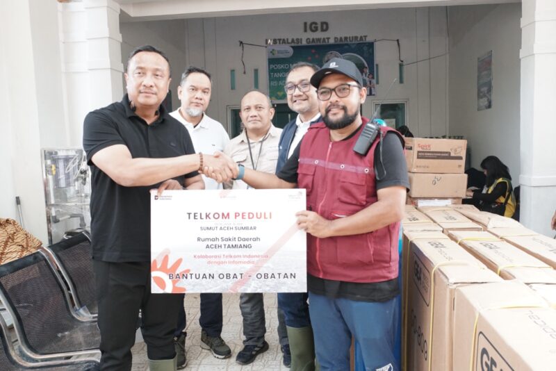 Direktur Network Telkom Nanang Hendarno saat memberikan bantuan obat-obatan kepada Rumah Sakit Daerah Aceh Tamiang pada Senin (15/12).