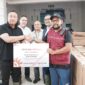Direktur Network Telkom Nanang Hendarno saat memberikan bantuan obat-obatan kepada Rumah Sakit Daerah Aceh Tamiang pada Senin (15/12).