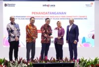 Direktur Utama Telkom Dian Siswarini (Keempat dari Kiri) saat acara penandatanganan akta pemisahan (deed of spin-off) InfraNexia di Jakarta, pada Kamis (18/12).