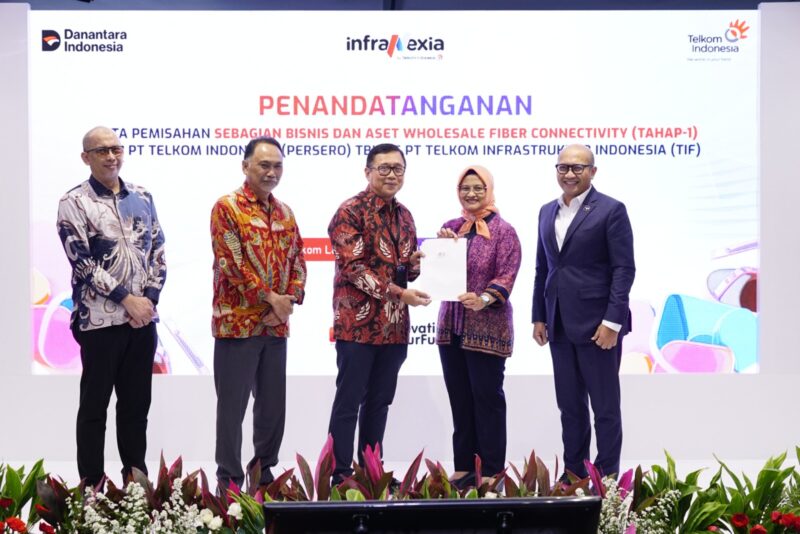 Direktur Utama Telkom Dian Siswarini (Keempat dari Kiri) saat acara penandatanganan akta pemisahan  (deed of spin-off) InfraNexia di Jakarta, pada Kamis (18/12).