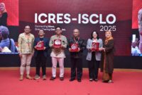 SGM Telkom Corporate University M. Subhan Iswahyudi (paling kiri) dan Founder & CEO Research Synergy Foundation Assoc. Prof. Dr. Hendrati Dwi Mulyaningsih (paling kanan) saat memberikan penghargaan kepada para panelis dan narasumber pada acara International Conference on Research in Emerging Technologies and Strategic Business & The 10th International Seminar and Conference on Learning Organisation (ICRES–ISCLO 2025) di Bandung, beberapa waktu lalu.