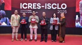 SGM Telkom Corporate University M. Subhan Iswahyudi (paling kiri) dan Founder & CEO Research Synergy Foundation Assoc. Prof. Dr. Hendrati Dwi Mulyaningsih (paling kanan) saat memberikan penghargaan kepada para panelis dan narasumber pada acara International Conference on Research in Emerging Technologies and Strategic Business & The 10th International Seminar and Conference on Learning Organisation (ICRES–ISCLO 2025) di Bandung, beberapa waktu lalu.