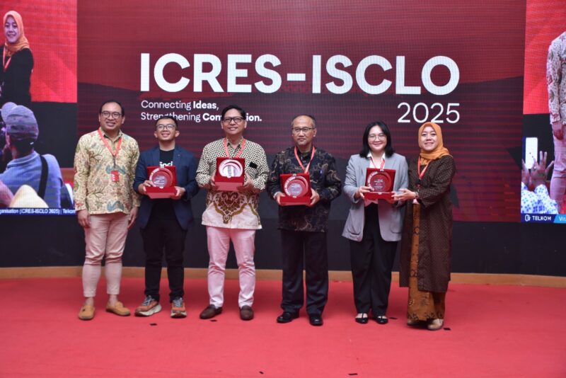 SGM Telkom Corporate University M. Subhan Iswahyudi (paling kiri) dan Founder & CEO Research Synergy Foundation Assoc. Prof. Dr. Hendrati Dwi Mulyaningsih (paling kanan) saat memberikan penghargaan kepada para panelis dan narasumber pada acara International Conference on Research in Emerging Technologies and Strategic Business & The 10th International Seminar and Conference on Learning Organisation (ICRES–ISCLO 2025) di Bandung, beberapa waktu lalu.