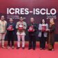 SGM Telkom Corporate University M. Subhan Iswahyudi (paling kiri) dan Founder & CEO Research Synergy Foundation Assoc. Prof. Dr. Hendrati Dwi Mulyaningsih (paling kanan) saat memberikan penghargaan kepada para panelis dan narasumber pada acara International Conference on Research in Emerging Technologies and Strategic Business & The 10th International Seminar and Conference on Learning Organisation (ICRES–ISCLO 2025) di Bandung, beberapa waktu lalu.
