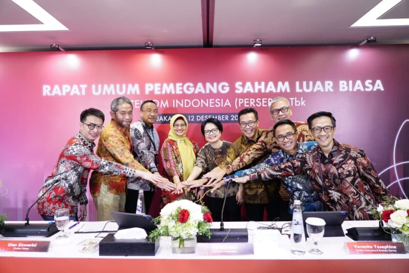 Direktur Utama Telkom Dian Siswarini (keempat dari kiri) bersama jajaran Board of Directors (BOD) TelkomGroup seusai agenda Rapat Umum Pemegang Saham Luar Biasa (RUPSLB), pada Jumat (12/12).