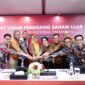Direktur Utama Telkom Dian Siswarini (keempat dari kiri) bersama jajaran Board of Directors (BOD) TelkomGroup seusai agenda Rapat Umum Pemegang Saham Luar Biasa (RUPSLB), pada Jumat (12/12).