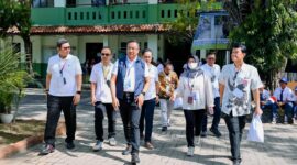 EVP Telkom Regional II Edie Kurniawan saat melakukan kunjungan ke SMP Negeri 4 Kota Bekasi dalam rangka acara peluncuran Program Digitalisasi Pembelajaran untuk Indonesia Cerdas, beberapa waktu yang lalu.