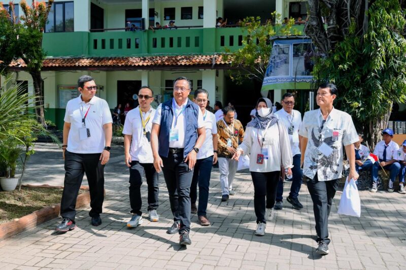 EVP Telkom Regional II Edie Kurniawan saat melakukan kunjungan ke SMP Negeri 4 Kota Bekasi dalam rangka acara peluncuran Program Digitalisasi Pembelajaran untuk Indonesia Cerdas, beberapa waktu yang lalu.