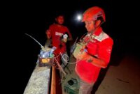 Teknisi Telkom melakukan pemulihan jaringan pasca bencana longsor dan banjir bandang di Aceh, Sumatra Utara dan Sumatra Barat.