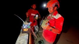 Teknisi Telkom melakukan pemulihan jaringan pasca bencana longsor dan banjir bandang di Aceh, Sumatra Utara dan Sumatra Barat.