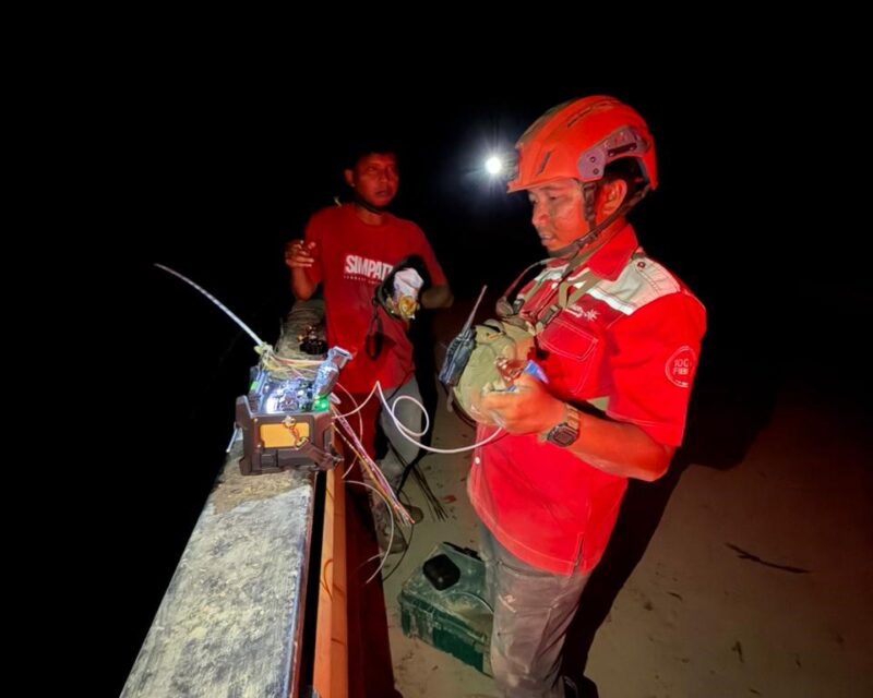 Teknisi Telkom melakukan pemulihan jaringan pasca bencana longsor dan banjir bandang di Aceh, Sumatra Utara dan Sumatra Barat.
