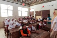 Pemberikan edukasi seputar kesehatan dan lingkungan yang disampaikan oleh Pemateri dari karyawan AdMedika baik tenaga medis maupun non-medis dan juga dari tim Sekolah Tanah Air dan Perempuan Lestari.