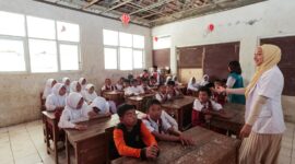 Pemberikan edukasi seputar kesehatan dan lingkungan yang disampaikan oleh Pemateri dari karyawan AdMedika baik tenaga medis maupun non-medis dan juga dari tim Sekolah Tanah Air dan Perempuan Lestari.